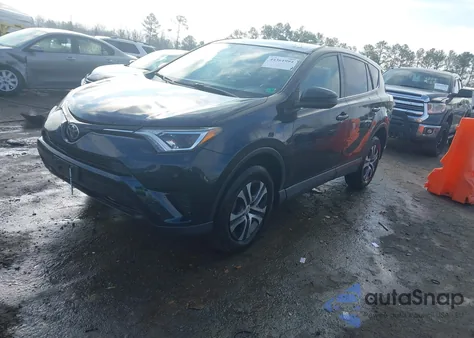 2018 Toyota Rav4 Le z USA, uszkodzony, nr VIN JTMBFREV5JJ227549